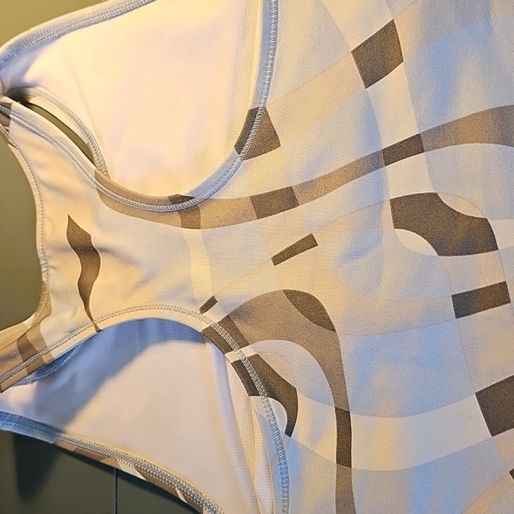 Danskin Active Wear Top Abstract Patterned Sleeveless. Built In Bra. Meduim - Picture 3 of 9